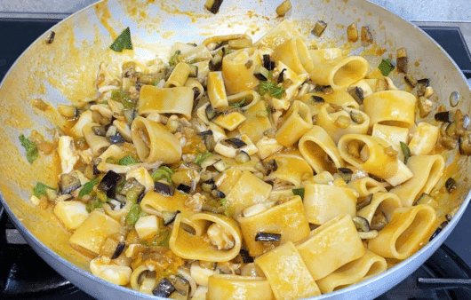 Calamarata seppie, fiori di zucca e melanzane croccanti