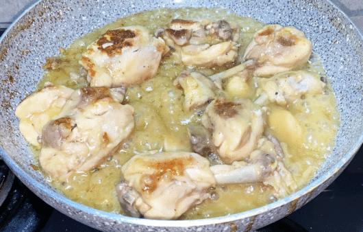 Cosce e sovracosce di pollo con birra e limone in padella