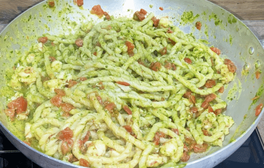 Fusilloni con gamberoni, pesto di rucola e pomodorini