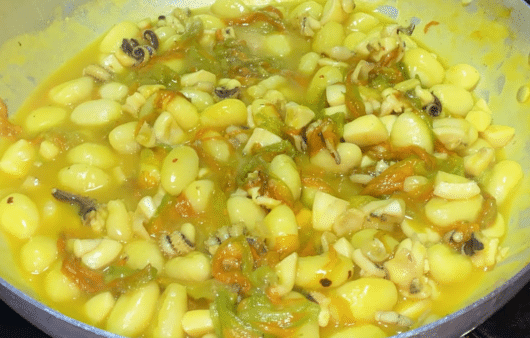 Gnocchi seppia, fiori di zucca e zafferano