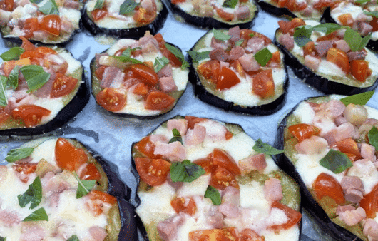 Melanzane spaccate fritte e ripassate in forno