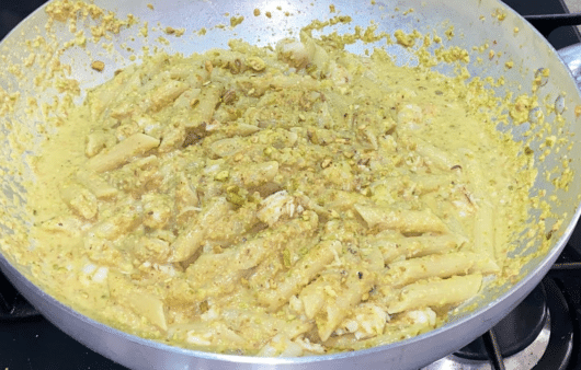 Pasta con pesto di pistacchi, gamberoni e limone