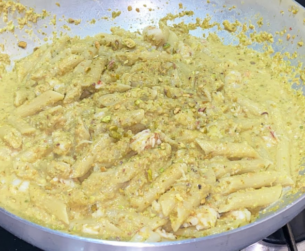 Pasta con pesto di pistacchi, gamberoni e limone