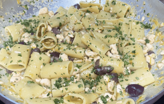 Pasta con salmone, olive e salsa di pomodorini gialli