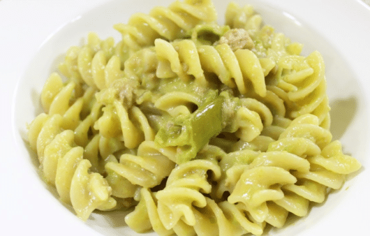 Pasta tonno, crema di friggitelli e cipolle croccanti