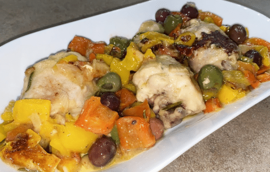 Pollo con olive e peperoni in padella