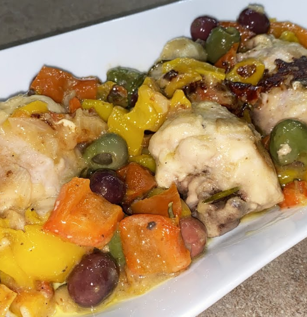 Pollo con olive e peperoni in padella