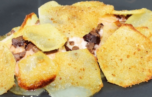 Salmone al forno con patate e olive nere