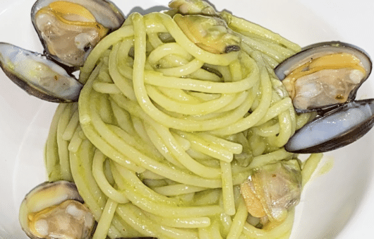 Spaghetti alle vongole con crema di friggitelli