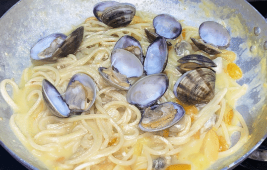 Spaghetti alle vongole con pomodorini gialli