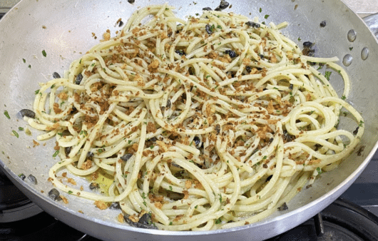 Spaghettoni alici, olive e mollica
