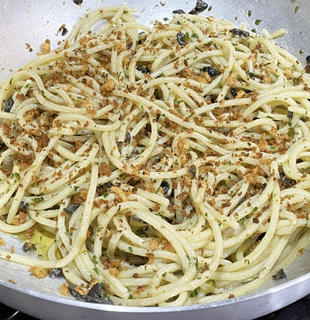 Spaghettoni alici, olive e mollica