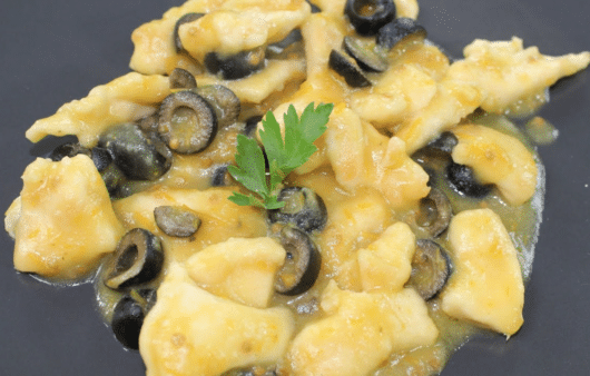 Straccetti di pollo, olive e pomodorini gialli