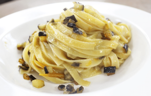 Tagliatelle con melanzane, pecorino e pomodorini gialli