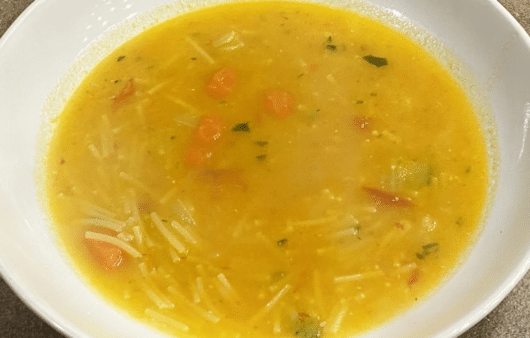 Brodo vegetale caldo caldo con pastina