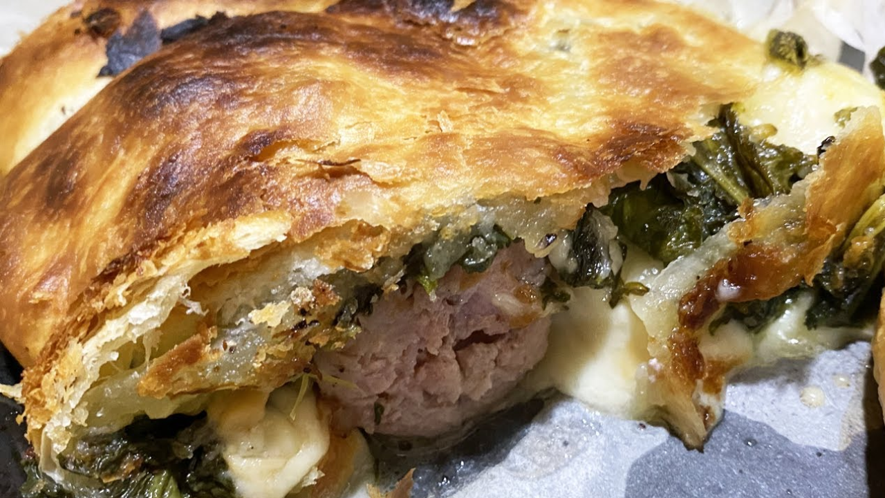 Mezzaluna con salsiccia, provola e friarielli