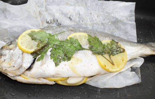Orata al cartoccio classica al forno con limone