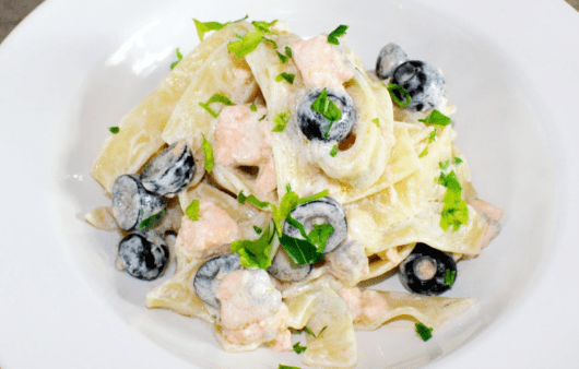 Pappardelle al salmone con panna e olive nere