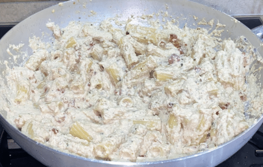 Pasta crema di noci e porcini con pancetta croccante