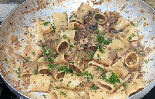 Pasta polpo e pomodorini gialli