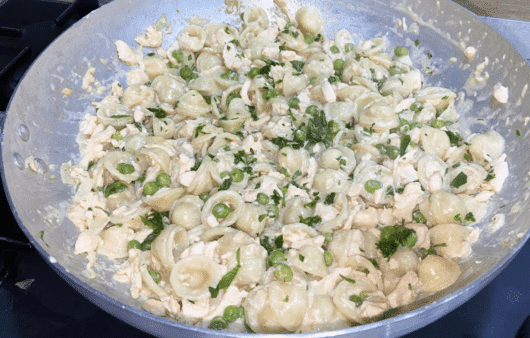 Pasta salmone, panna e piselli