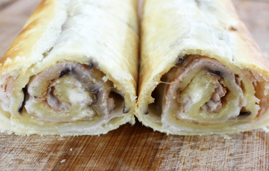 Rotolo di sfoglia con melanzane grigliate, pancetta e scamorza