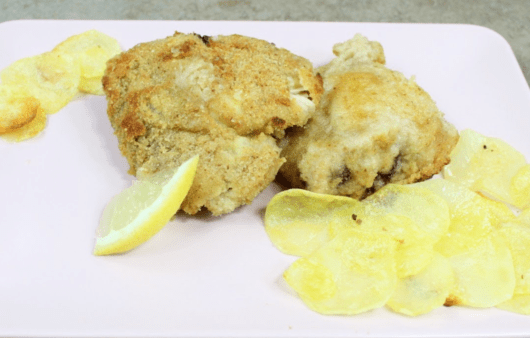 Sovracosce di pollo impanate al forno con limone e patate