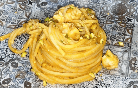 Spaghetti gamberoni, pistacchi e pomodorini