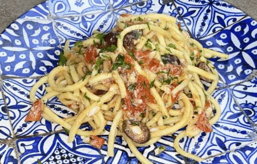 Troccoli con baccalà, olive e pomodorini