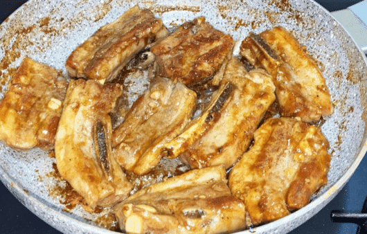 Costine di maiale alla birra cotte in padella