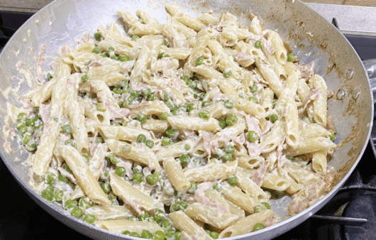 Pasta piselli, panna e prosciutto cotto
