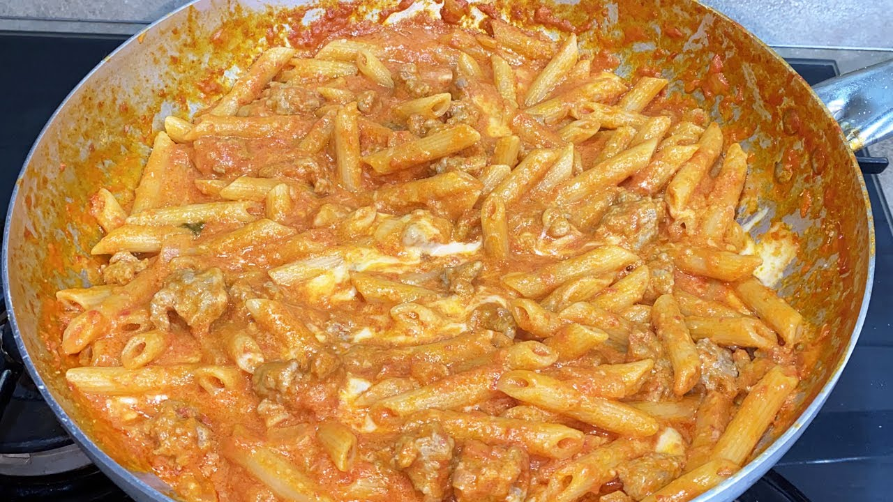 Pasta salsiccia, panna e pomodoro