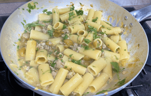 Pasta salsiccia, rucola e pomodorini gialli