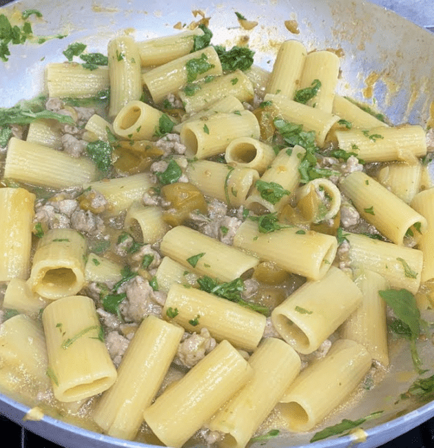 Pasta salsiccia, rucola e pomodorini gialli