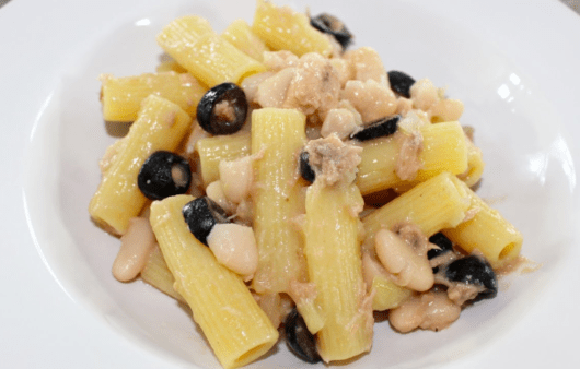 Pasta tonno, fagioli e olive nere