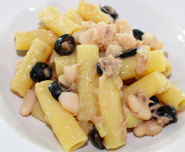 Pasta tonno, fagioli e olive nere