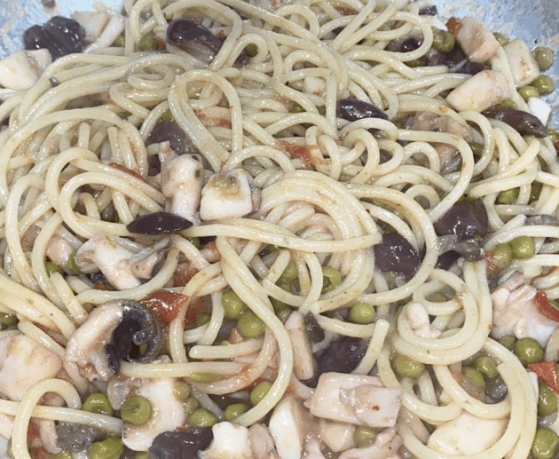 Spaghettoni seppie, olive e piselli