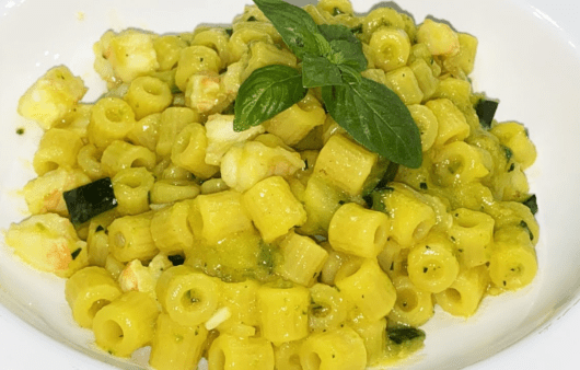 Tubetti con zucchine, gamberetti e zafferano