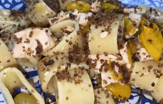 Calamarata salmone, datterini gialli e mollica croccante alle olive