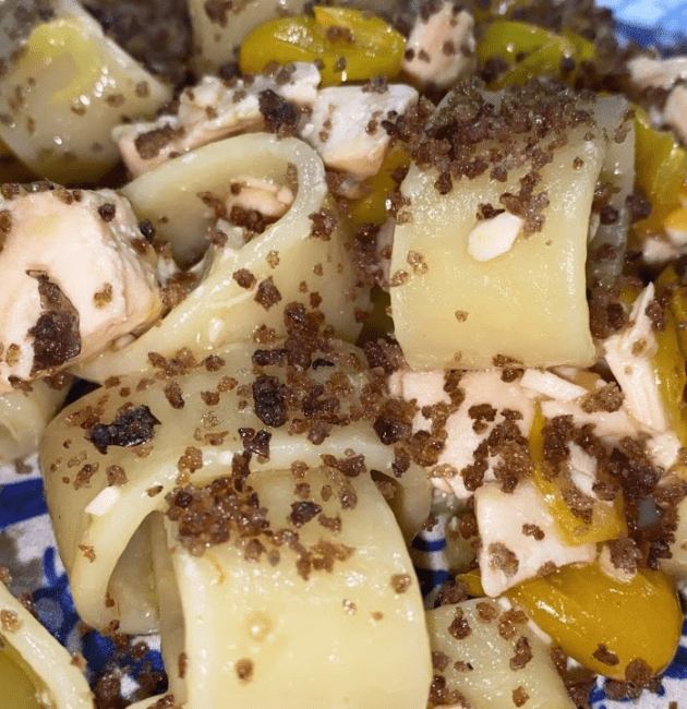 Calamarata salmone, datterini gialli e mollica croccante alle olive