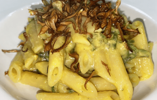 Carbonara agli asparagi con carciofi croccanti