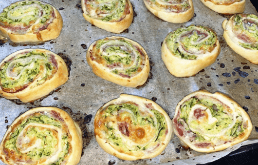 Girelle di sfoglia con pancetta, formaggio e zucchine