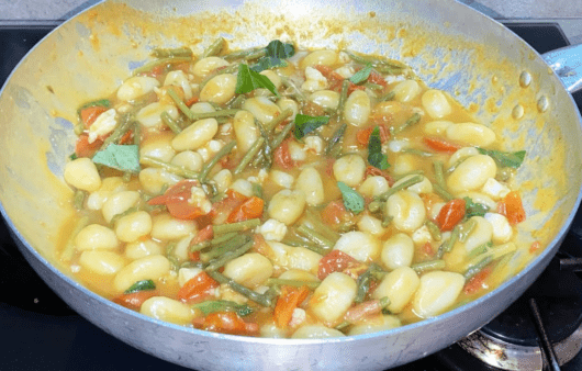 Gnocchi gamberi, asparagi e pomodorini
