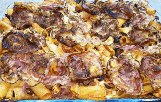 Pasta al forno con melanzane, pancetta e provola