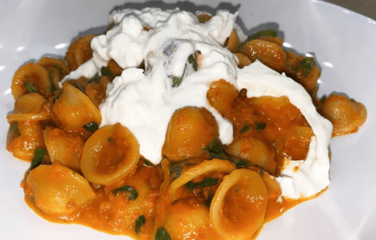 Pasta con crema di pomodorini secchi, burrata e rucola
