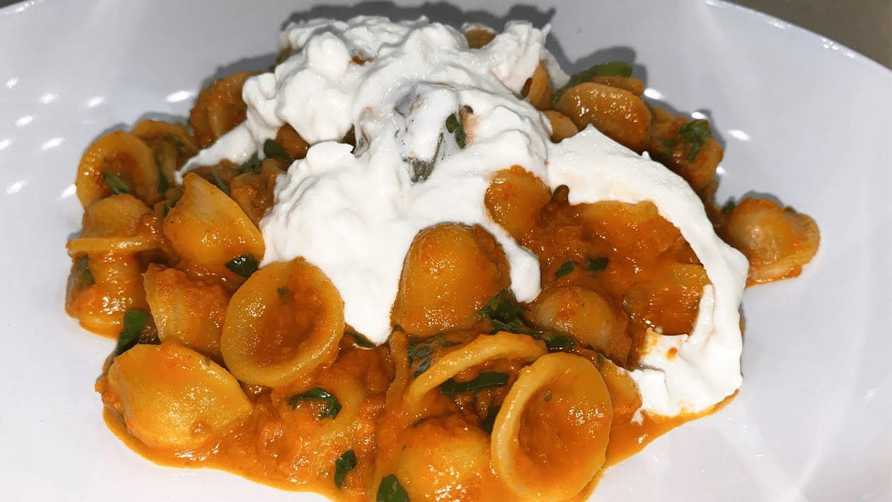 Pasta con crema di pomodorini secchi, burrata e rucola