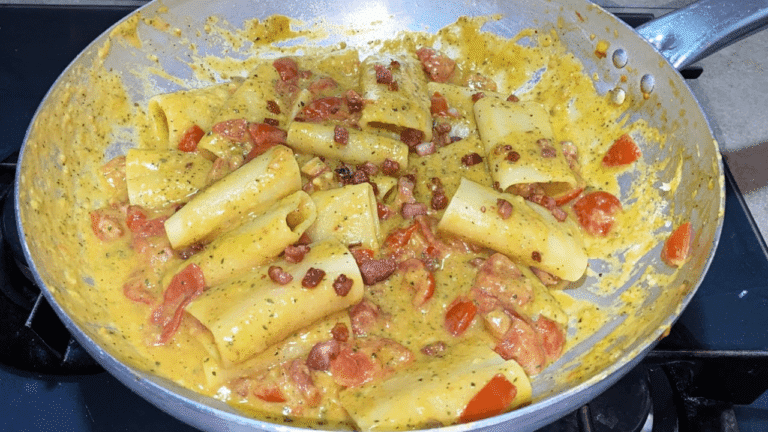 Pasta con crema di zucchine, pomodorini e pancetta | Carlo Gaiano