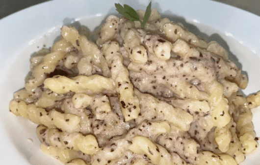 Pasta con pesto di radicchio e speck