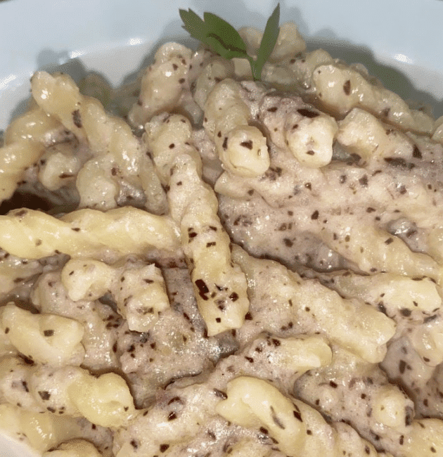Pasta con pesto di radicchio e speck