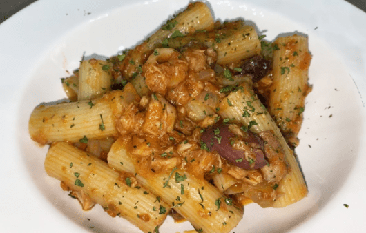 Pasta con tonno, olive e crema di pomodori secchi
